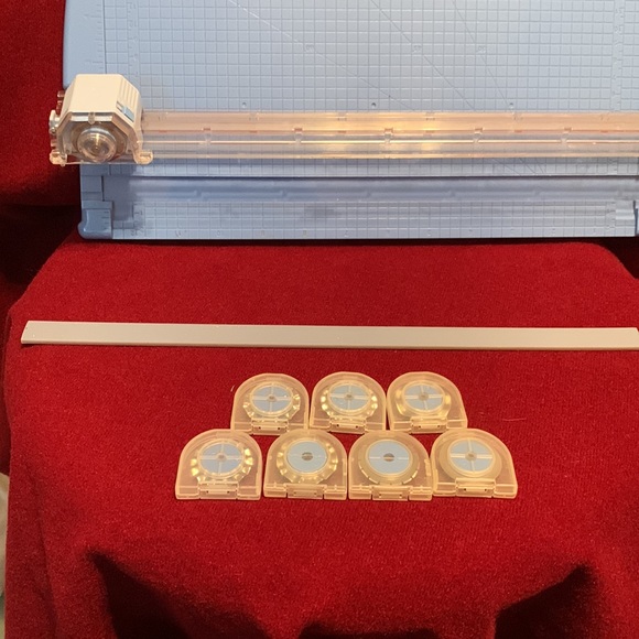 Creative Memories 12” Rotary Trimmer with extra blades - Picture 5 of 5